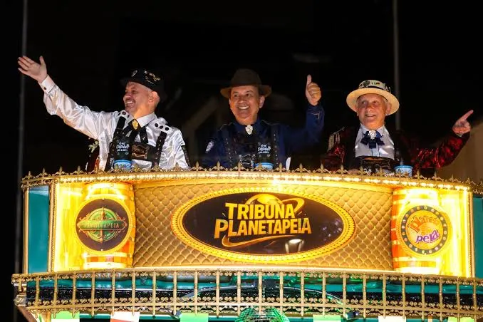 Governador Jorginho Mello marca presença no desfile da Oktoberfest Blumenau e reforça laços com a cidade
