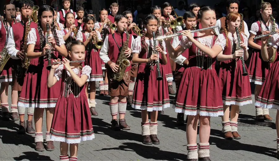 22 bandas de escolas municipais se destacam nos desfiles da 41ª Oktoberfest Blumenau