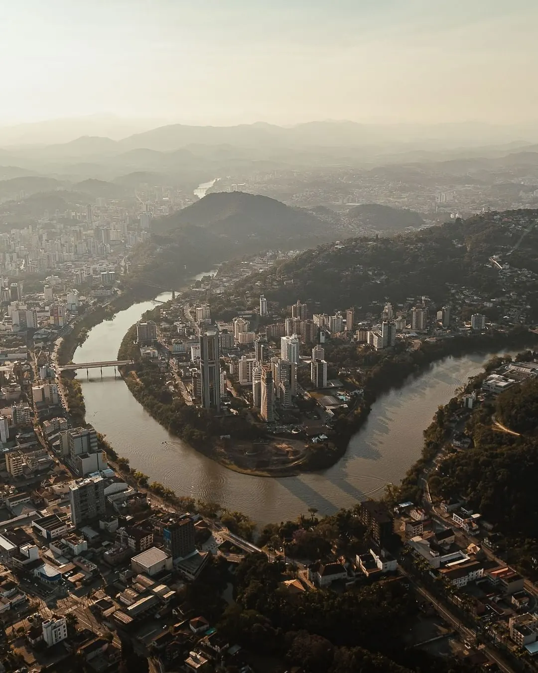 Massa de ar seco traz sol e chuva fraca a Blumenau e Vale do Itajaí