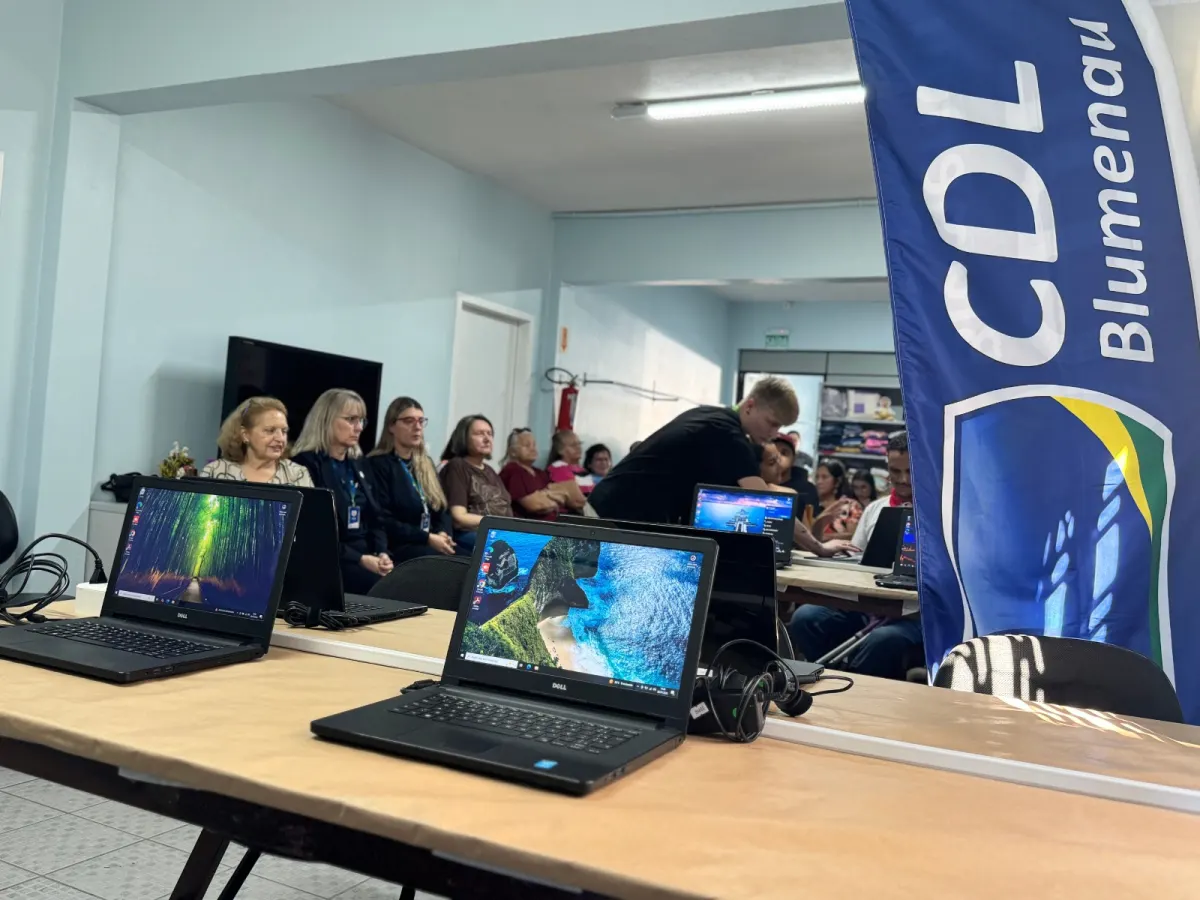 CDL Blumenau e Tec+ doam notebooks para ampliar inclusão digital na Abludef