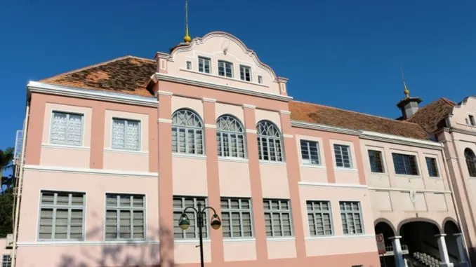 Prédio histórico da antiga Prefeitura de Blumenau conquista AVCB após projeto de adequação