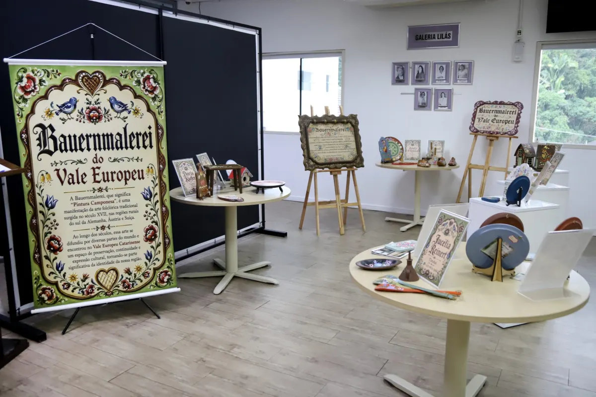 Exposição de Bauernmalerei reúne artesãos do Vale Europeu em Blumenau