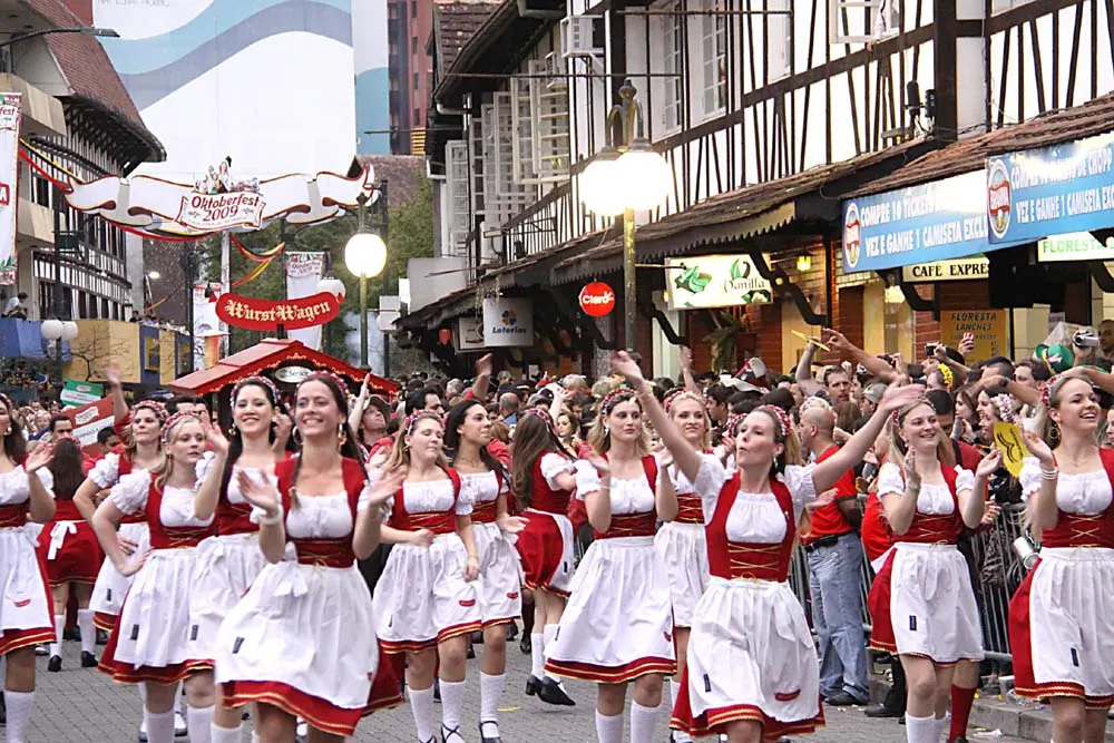 Oktoberfest Blumenau 2026 terá oito desfiles; confira datas e horários