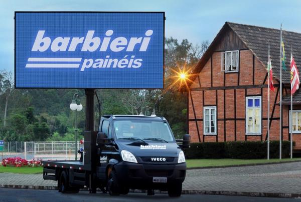 Barbieri Painéis: empresa de Blumenau atravessa gerações e transforma visibilidade em impacto há mais de 66 anos