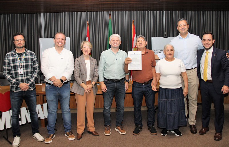 "Blumenau celebra vitória: Famílias recebem documentação oficial para imóveis após 30 anos de espera"