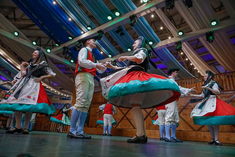 Blumenau Sedia Festival de Danças Germânicas com Premiação em Dinheiro