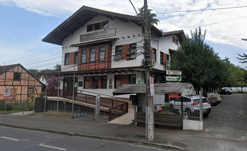 Biblioteca Dr. Fritz Müller celebra 74 anos com acervo de 55 mil livros em Blumenau