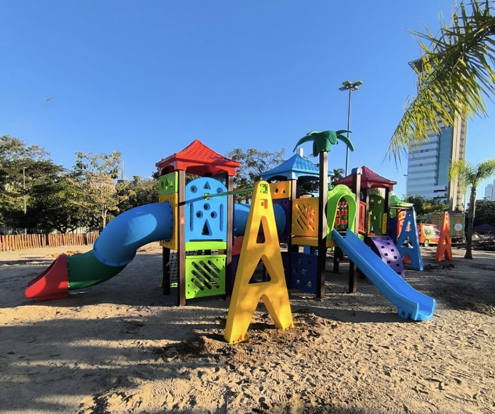 Parque Ramiro Ruediger ganha novo playground enquanto projeto maior de revitalização busca recursos