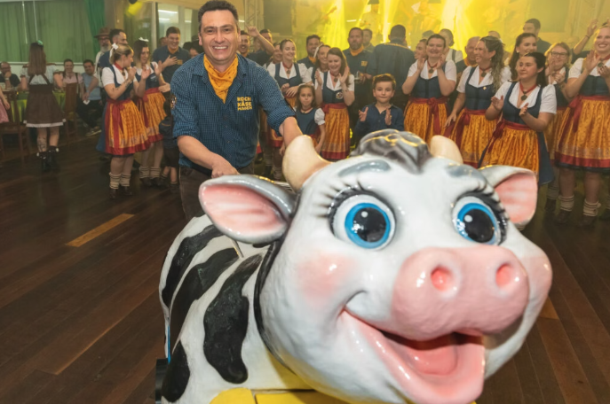 Kochkäsewagen apresenta Trudinha e nova embalagem para a Oktoberfest Blumenau 2026