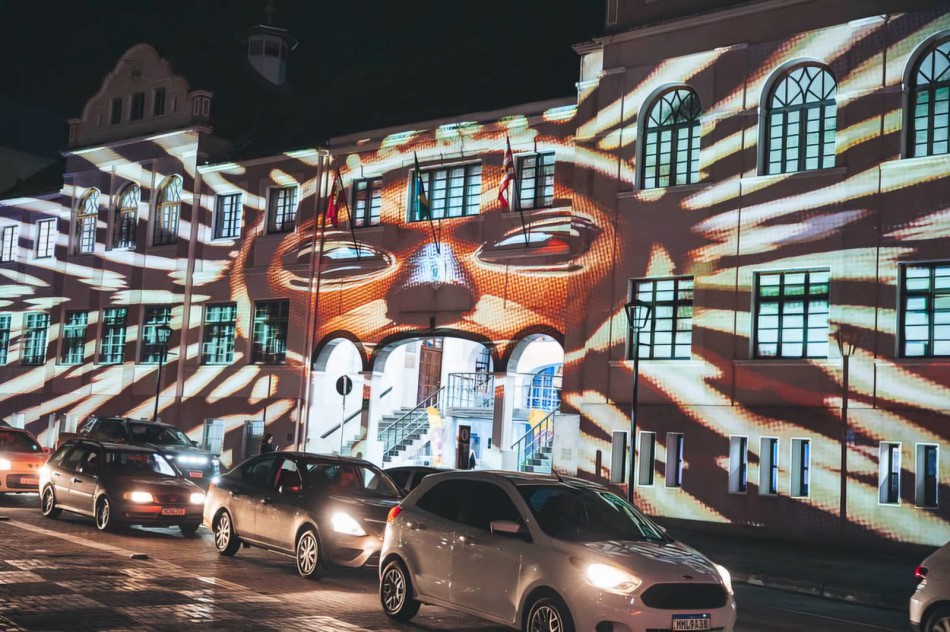 Texneo Novum Festival leva música, tecnologia e projeções à Praça das Rosas em Blumenau