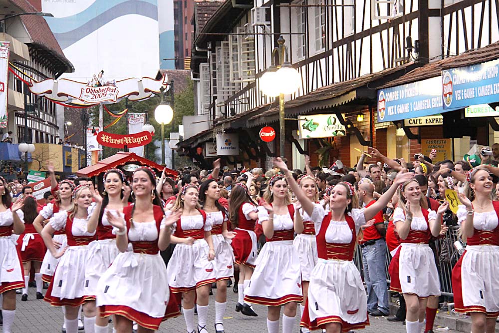 Oktoberfest Blumenau 2026 terá oito desfiles; confira datas e horários